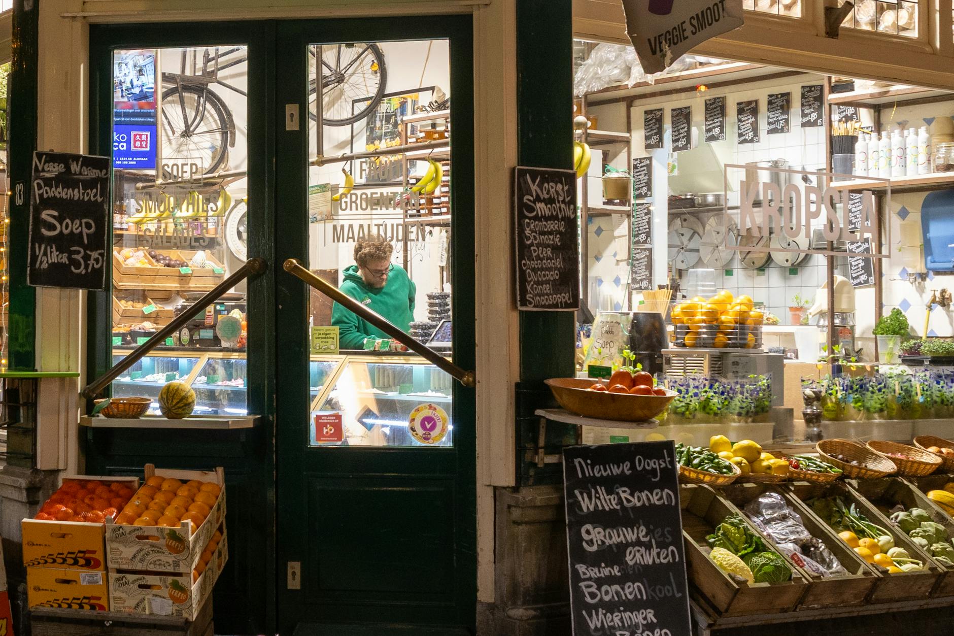 Interior de frutería con cajas de madera